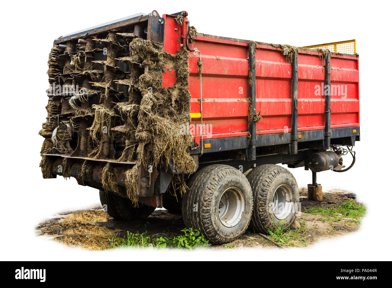 Landwirtschaftliche Maschinen auf einer Molkerei. Trailer - Vertrieb von Düngemitteln aus Kuhmist und Stroh nach der Arbeit auf dem Feld. Isolierte allgemeine Ansicht. Stockfoto