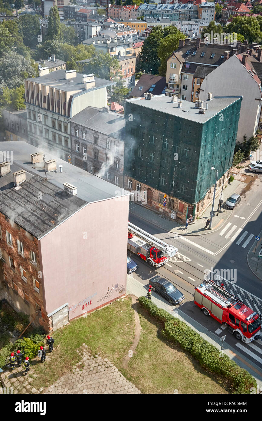 Stettin, Polen - 19 Juli 2018: Feuerwehr bereitet Wohnhaus Feuer an Niemierzynska Straße zu löschen. Stockfoto