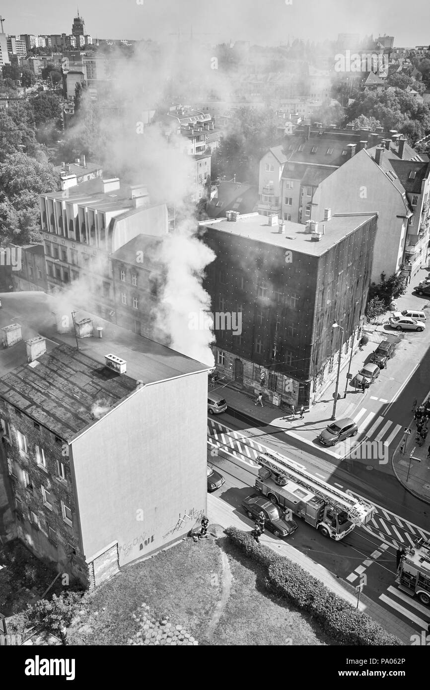Stettin, Polen - 19 Juli 2018: Feuerwehr Wohnhaus Feuer an Niemierzynska Straße löschen. Stockfoto