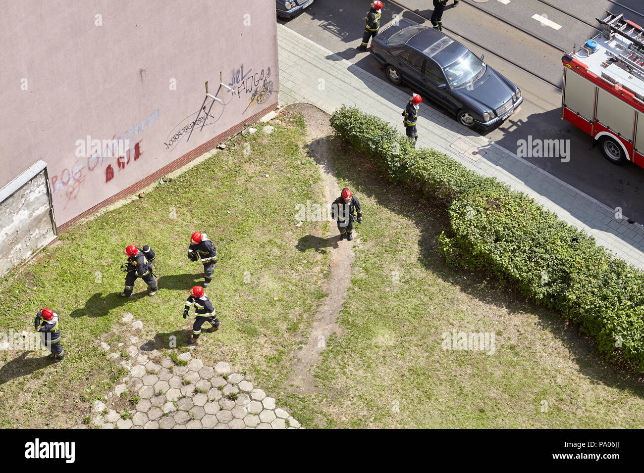 Stettin, Polen - 19 Juli 2018: Feuerwehr bereitet Wohnhaus Feuer an Niemierzynska Straße zu löschen. Stockfoto