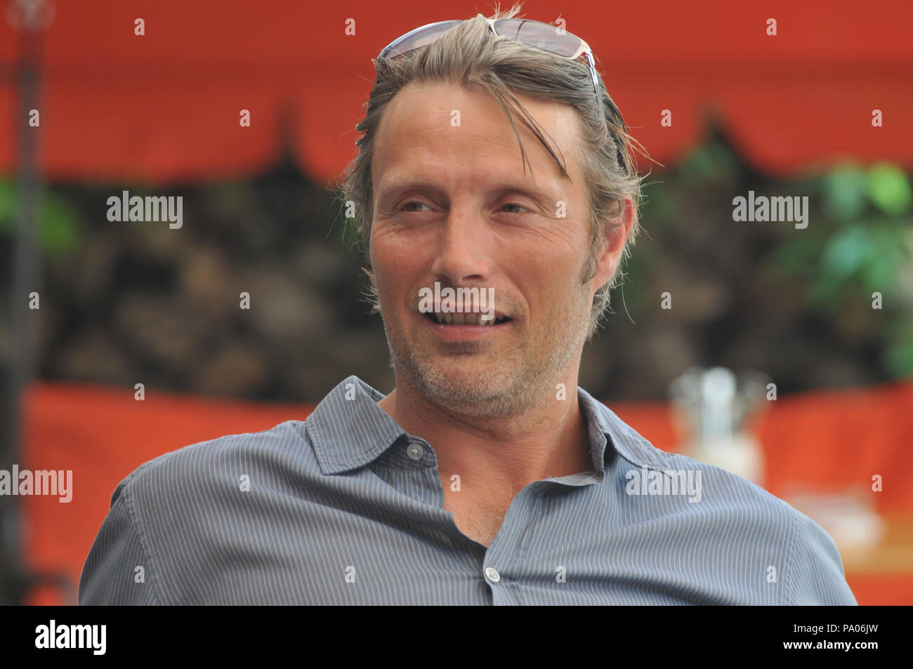 Schauspieler Mads Mikkelsen in einem Biergarten in München beim Filmfest München 2010 Stockfoto