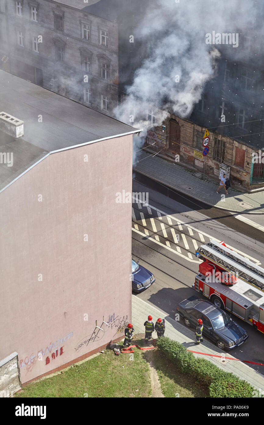 Stettin, Polen - 19 Juli 2018: Feuerwehr bereitet Wohnhaus Feuer an Niemierzynska Straße zu löschen. Stockfoto