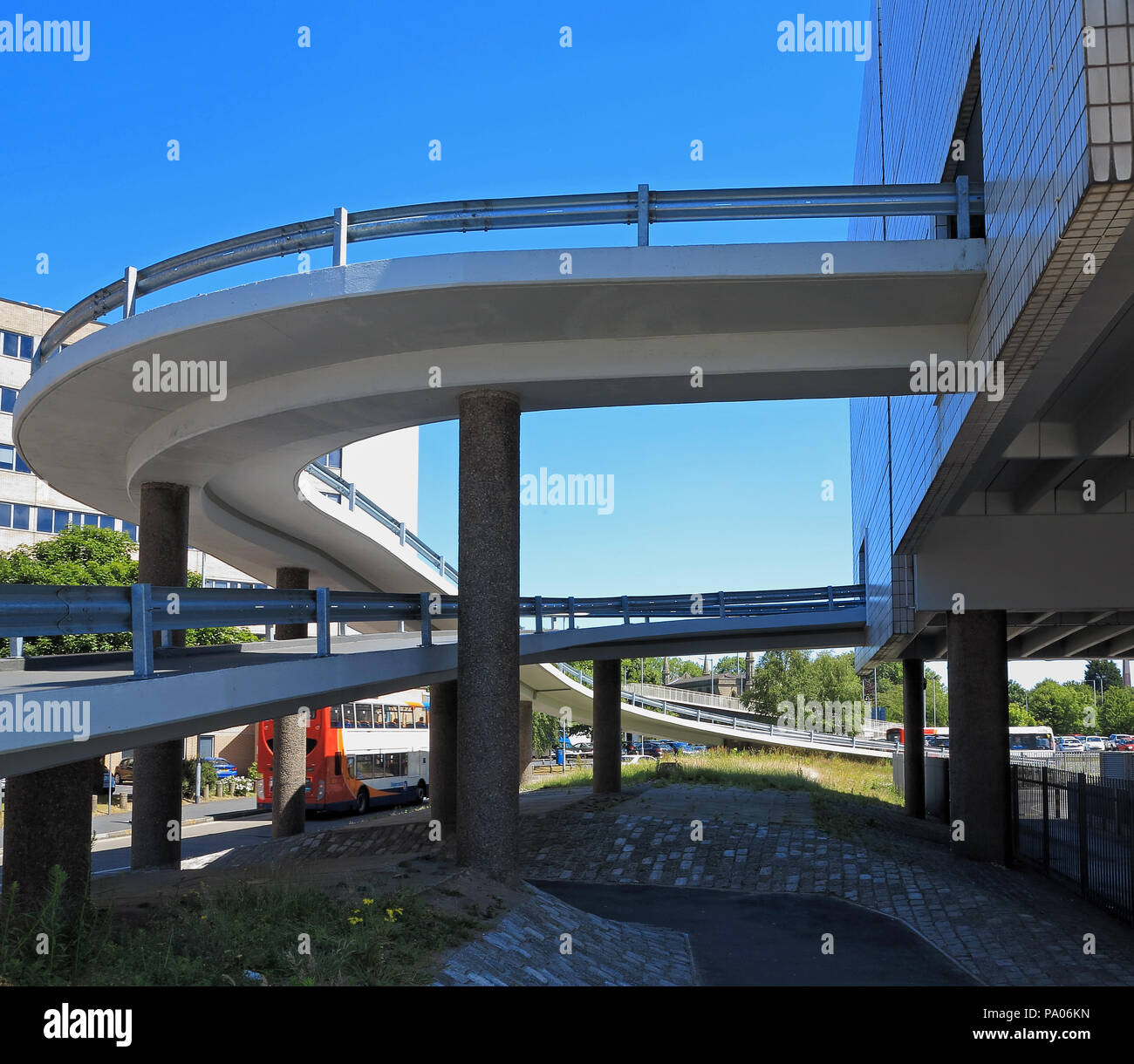 Unter der Rampen, die zum Parkplatz oben Preston Bus Station Stockfoto