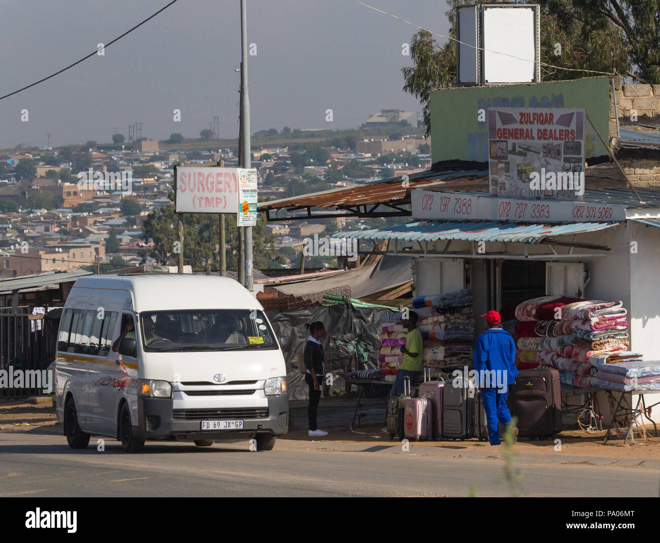 Allgemein Fachhändler für kleine Unternehmen, Einzelhändler in Afrika, mit schwarzen Taxi in Gemeinde Diepsloot nördlich von Johannesburg in Südafrika mit den Leuten auf der Straße Stockfoto