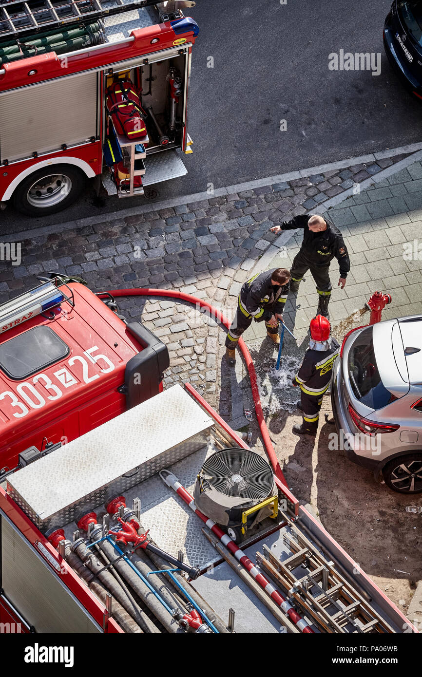 Stettin, Polen - 19 Juli 2018: Feuerwehr bereitet Wohnhaus Feuer an Niemierzynska Straße zu löschen. Stockfoto