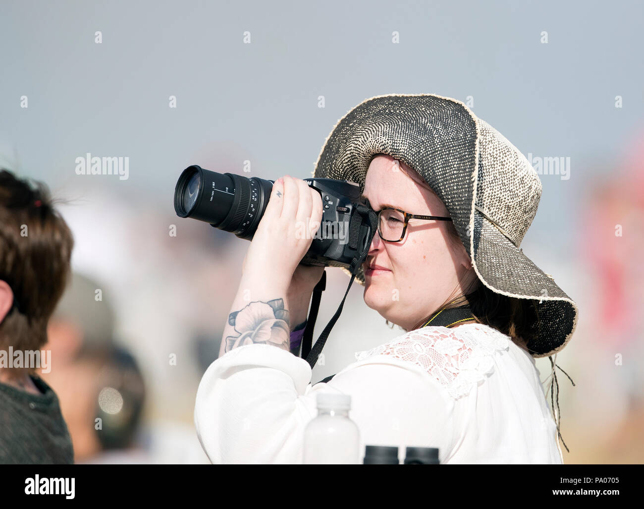 Dame mit großen Hut fotografieren der RAF Fairford RIAT Air Show 2018 Stockfoto