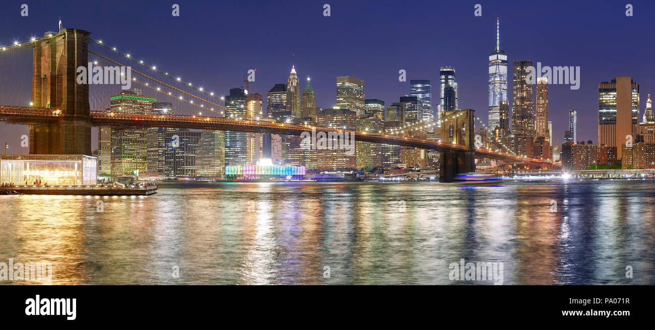 Brooklyn Bridge und Manhattan Skyline bei Nacht, New York City, USA. Stockfoto