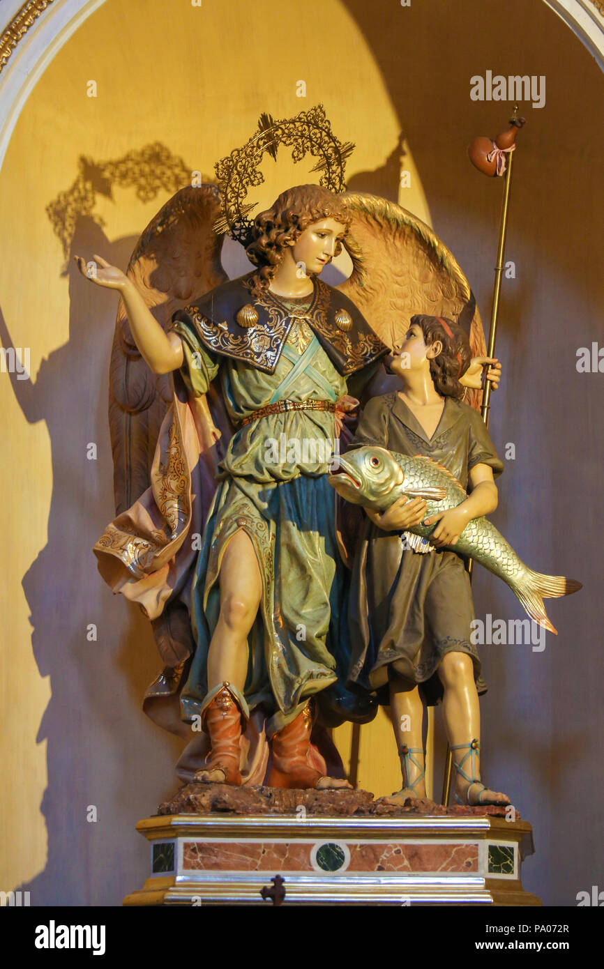 Statuen von einem Engel und Jesus als Kind Holding ein großer Fisch, der in der Kirche des Hl. Nikolaus und der hl. Petrus von Verona in Valencia, Spanien Stockfoto