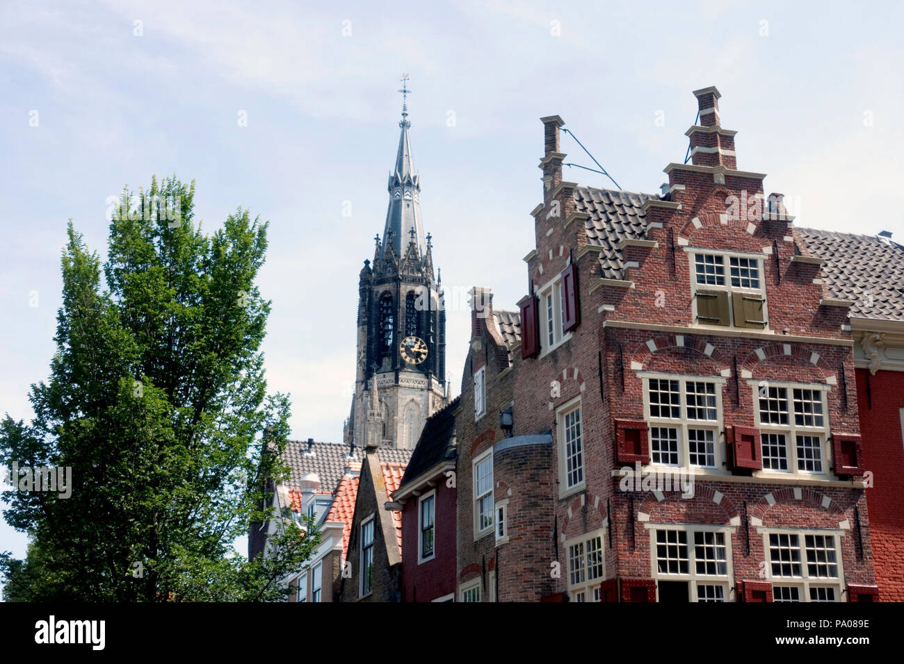 Kirche und Häuser in Delft mit typisch Holländischen Giebeln Stockfoto