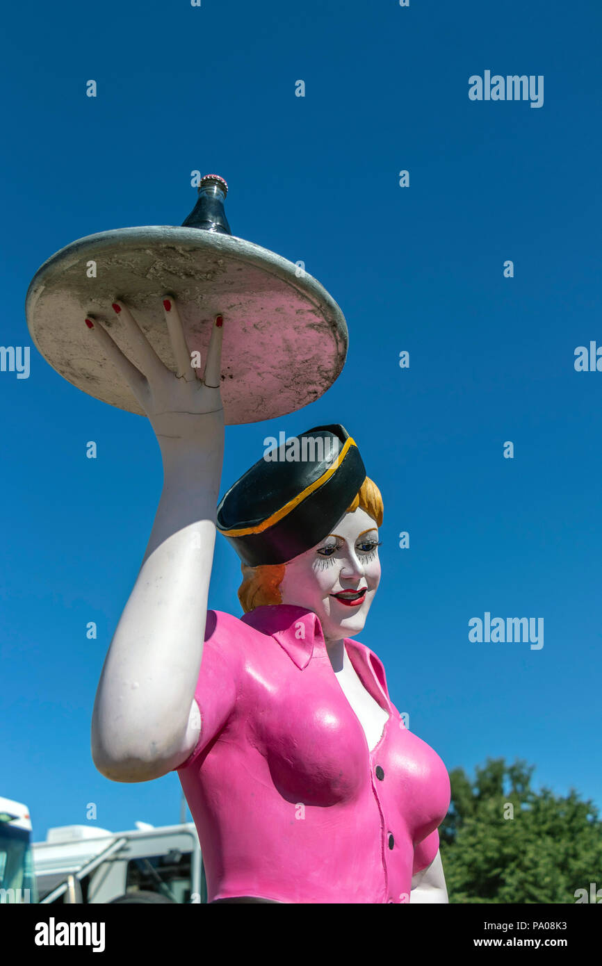 Klassische Schaufensterpuppe mit weiblichem Fast-Food-BarHop auf Rollschuhen mit Koks auf einem Tablett bei der klassischen amerikanischen Autoshow Stars & Stripes Stockfoto