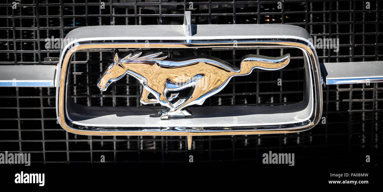 Nahaufnahme eines verchromten Ford Mustang Horse Car Emblems Grill Emblem Stockfoto