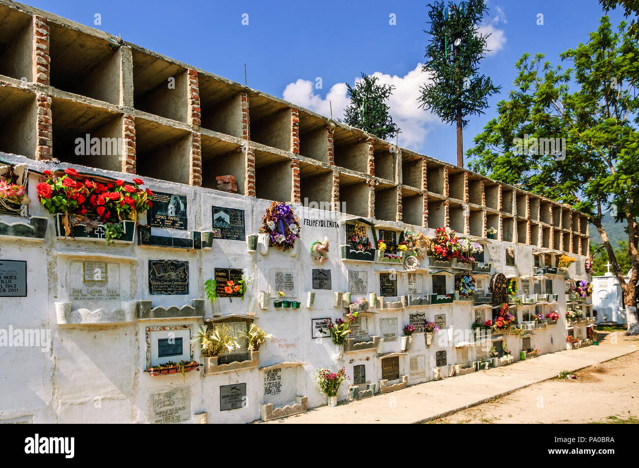 San Lazaro Friedhof, Antigua, Guatemala - 6. Mai 2012: Blumen & Kränze Mausoleum im Friedhof in der kolonialen Stadt und UNESCO-Welterbe Stockfoto