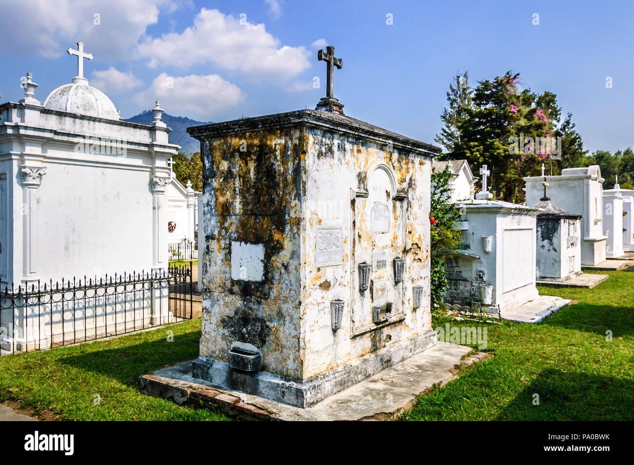 San Lazaro Friedhof, Antigua, Guatemala - 6. Mai 2012: Gräber im Friedhof in spanische Kolonialstadt & UNESCO-Weltkulturerbe von Antigua Stockfoto