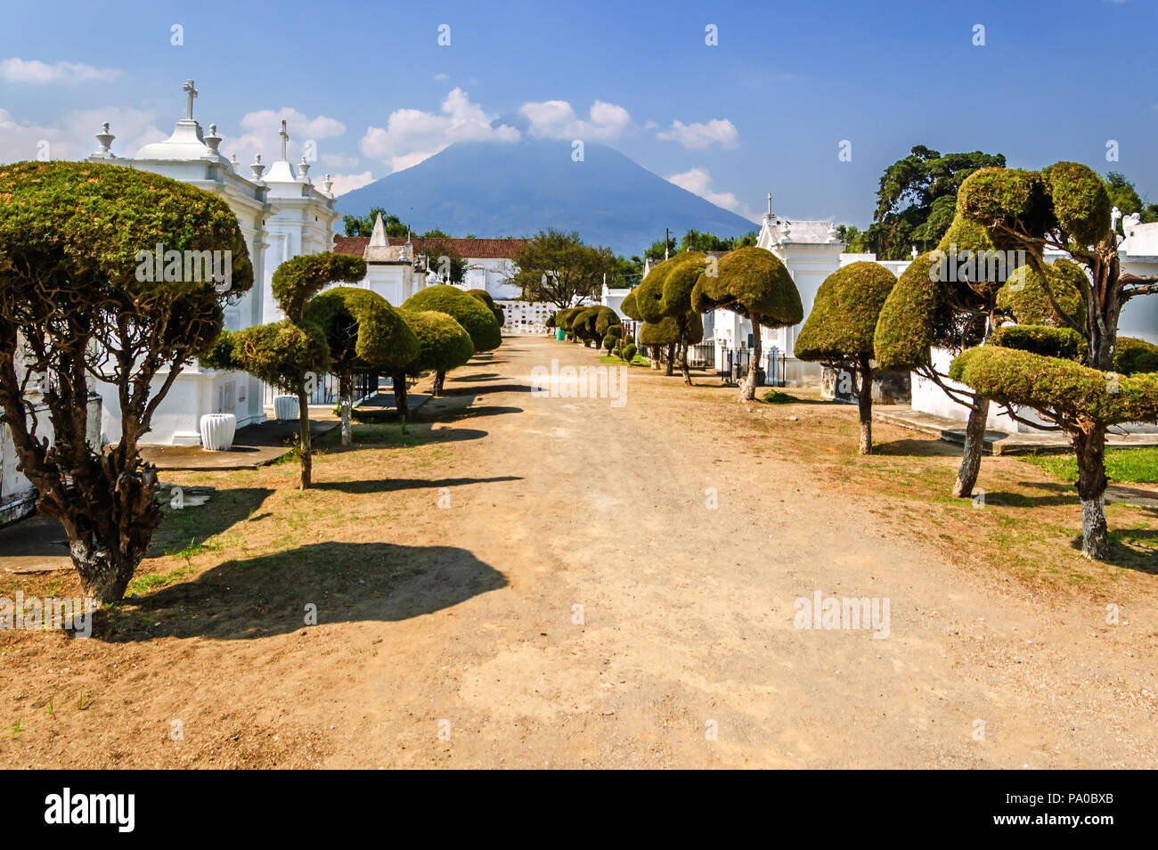 San Lazaro Friedhof, Antigua, Guatemala - 6. Mai 2012: Blick durch Friedhof mit Agua Vulkan hinter in der kolonialen Stadt und UNESCO-Welterbe Stockfoto