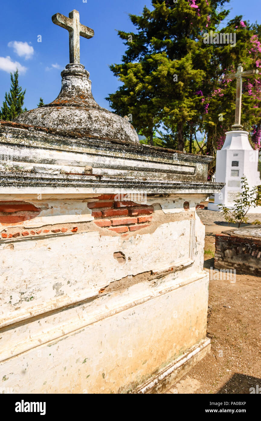 San Lazaro Friedhof, Antigua, Guatemala - 6. Mai 2012: Gräber im Friedhof in spanische Kolonialstadt & UNESCO-Weltkulturerbe von Antigua Stockfoto