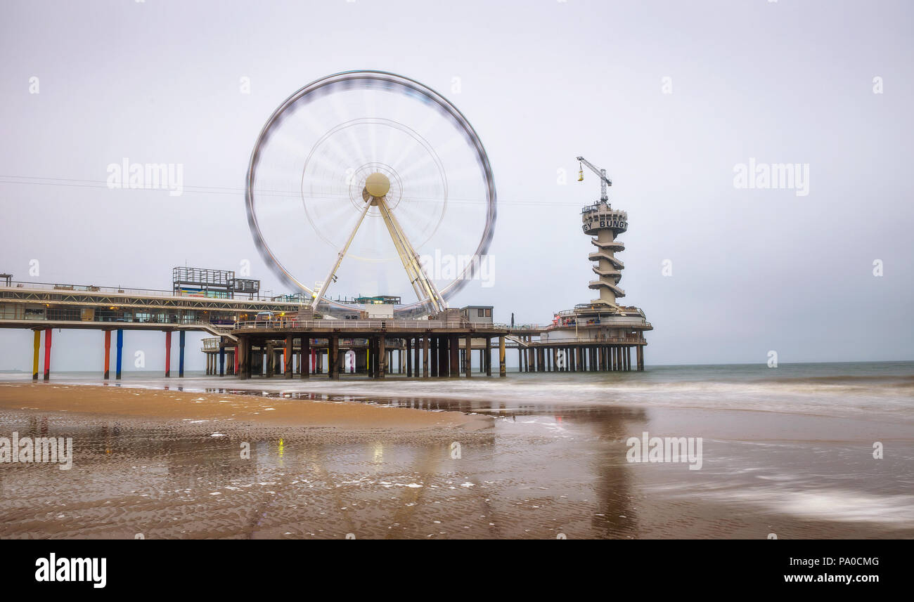 Blick auf den Strand an der Seebrücke in Scheveningen in der Nähe von Haag, Niederlande Stockfoto