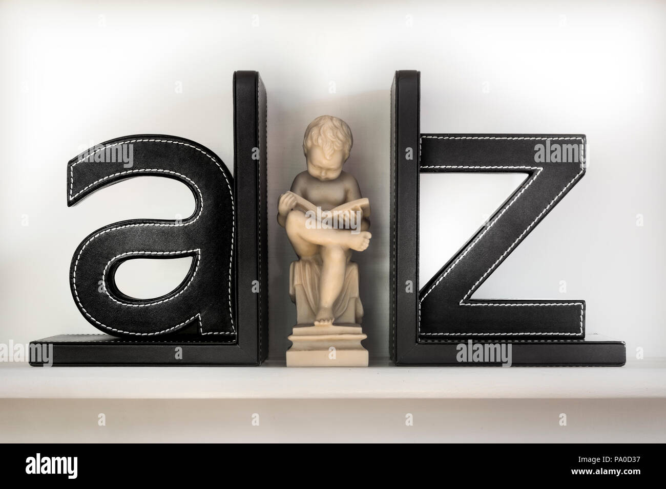 Lesen Bibliothek Bücher die Klassiker A-Z Buchstützen Marmorstatue der Knabe, die unendliche Macht des Wissens, Bücher lesen & Lernen Stockfoto