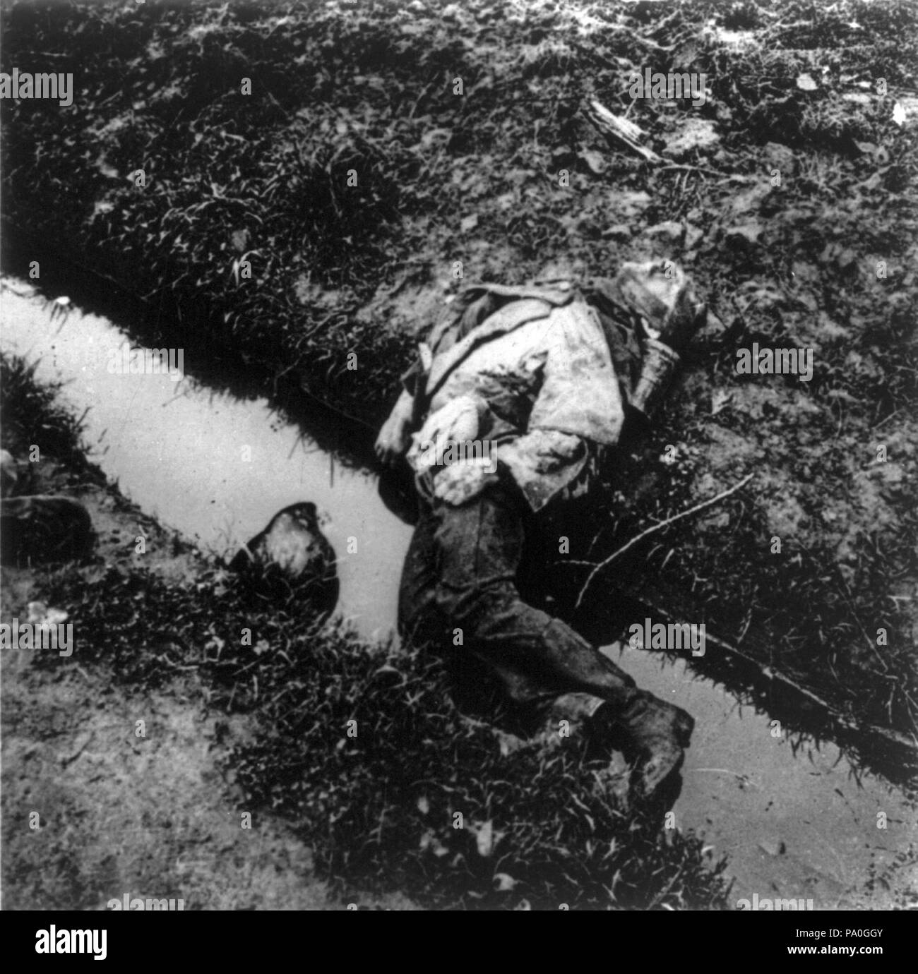 . Englisch: Deutsch: Leiche in mit Wasser gefüllten Graben. Belgien. Ca. 1917. ca. 1917 708 Germanbelgiumcasuality Stockfoto