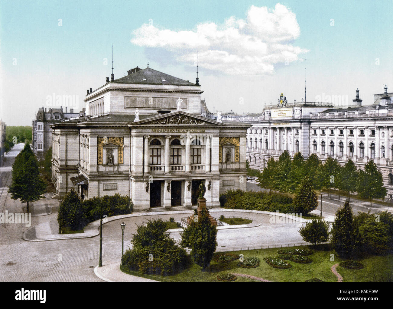 . Deutsch: Leipzig, Deutschland: Konzerthaus (das 'Zweite Gewandhaus', eröffnet 1884, ausgebombt 1943/1944); rechts die Universitätsbibliothek Englisch: Leipzig, Deutschland: Konzerthaus (die zweite "Gewandhaus", eröffnet 1884, zerstörte 1943/1944). Zwischen 1890 und 1905 710 Gewandhaus Leipzig 1900 Bibliothek Stockfoto
