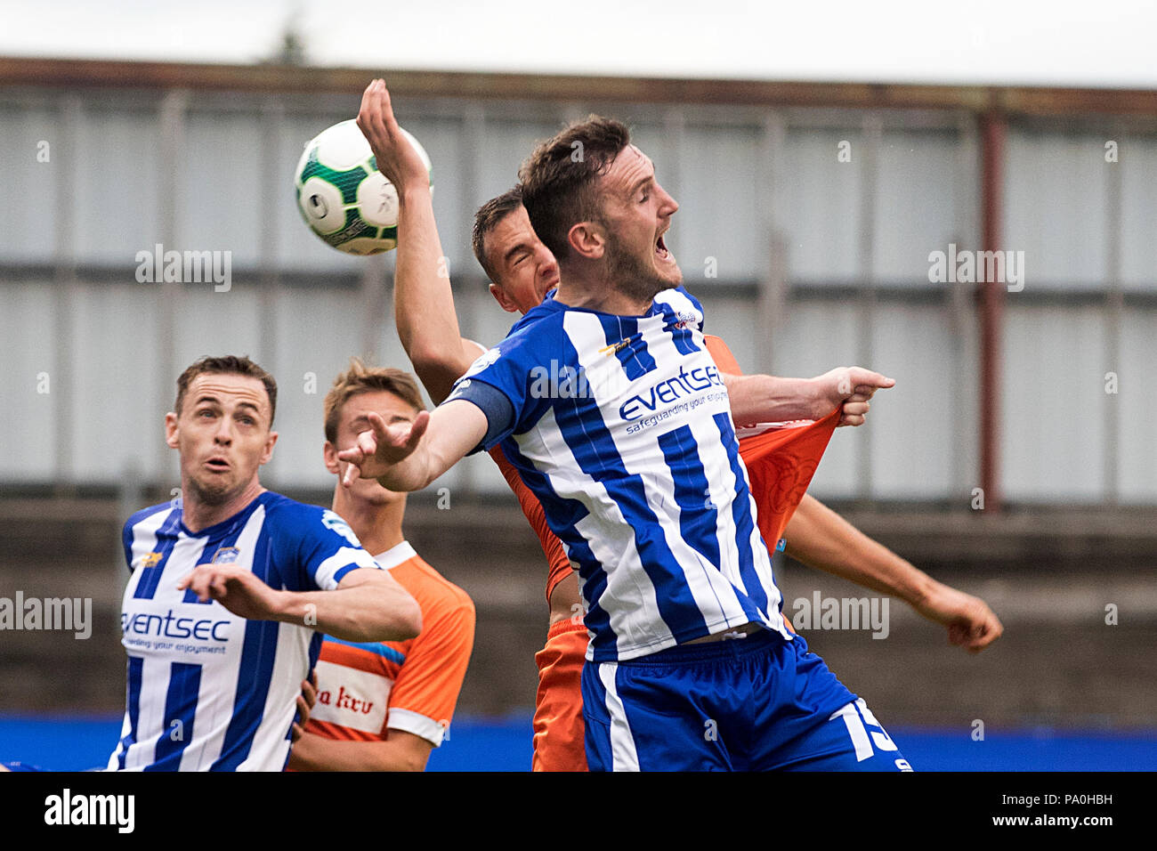 Nemanja Calasan von FK Spartak Subotica kämpft während des UEFA Europa League Qualifying-Spiels auf dem Coleraine Showgrounds um den Ball mit Stephen O'Donnell von Coleraine FC (rechts). Stockfoto