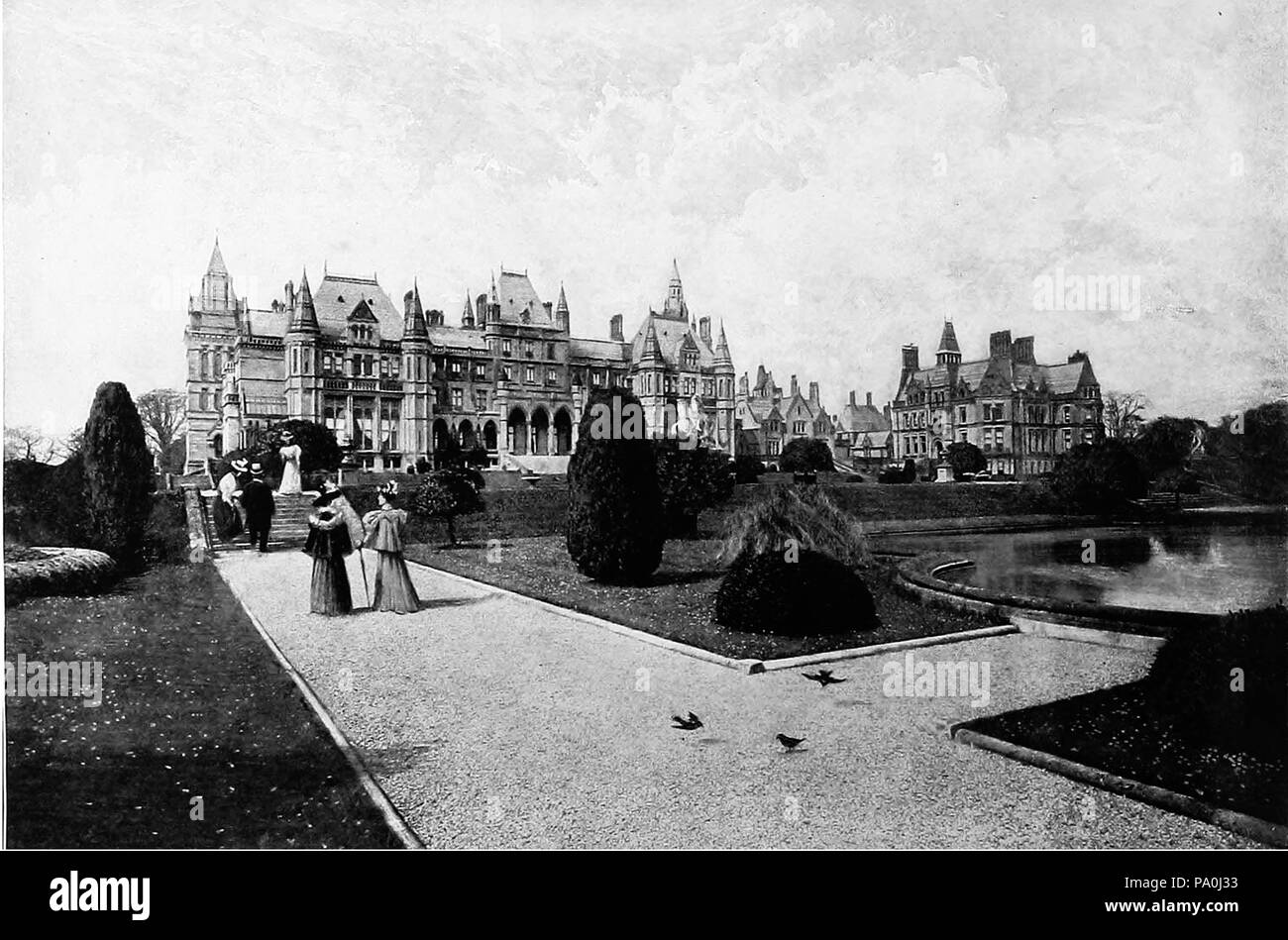 . "Eine der luxuriösesten Englische Herrenhäuser, Eaton Hall, dem Sitz des Herzogs von Westminster, ist auch einer der am besten zugänglichen auf der Reisende und Urlauber. Sie können Reise dahin von Chester von öffentlichen Bremse in weniger als einer halben Stunde, und auf Zu den geräumigen Kammern und schönen Gärten spazieren. Der Eintritt ist per Ticket - möglich für einen Schilling - und der Erlös wird für karitative Zwecke gewidmet. In den Gärten sind ein Römischen altar in Chester entdeckt erhalten, und eine griechische Opferaltar von Delphi gebracht. Zu den Kunstschätzen in das Haus enthalten sind einige wor Stockfoto