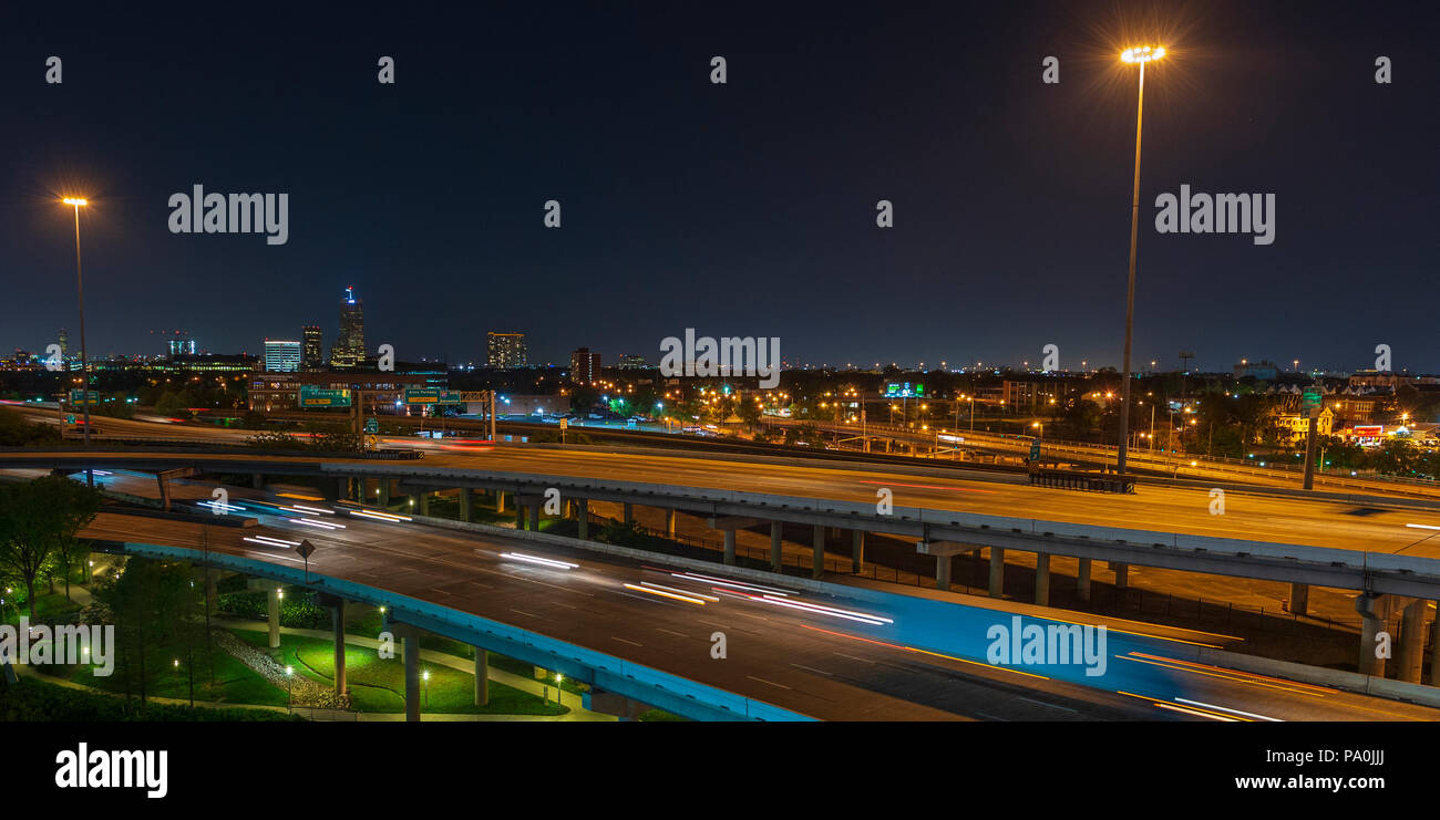 Streifen Auto Lichter in der Nacht auf der Autobahn 45 durch die Innenstadt von Houston Stockfoto