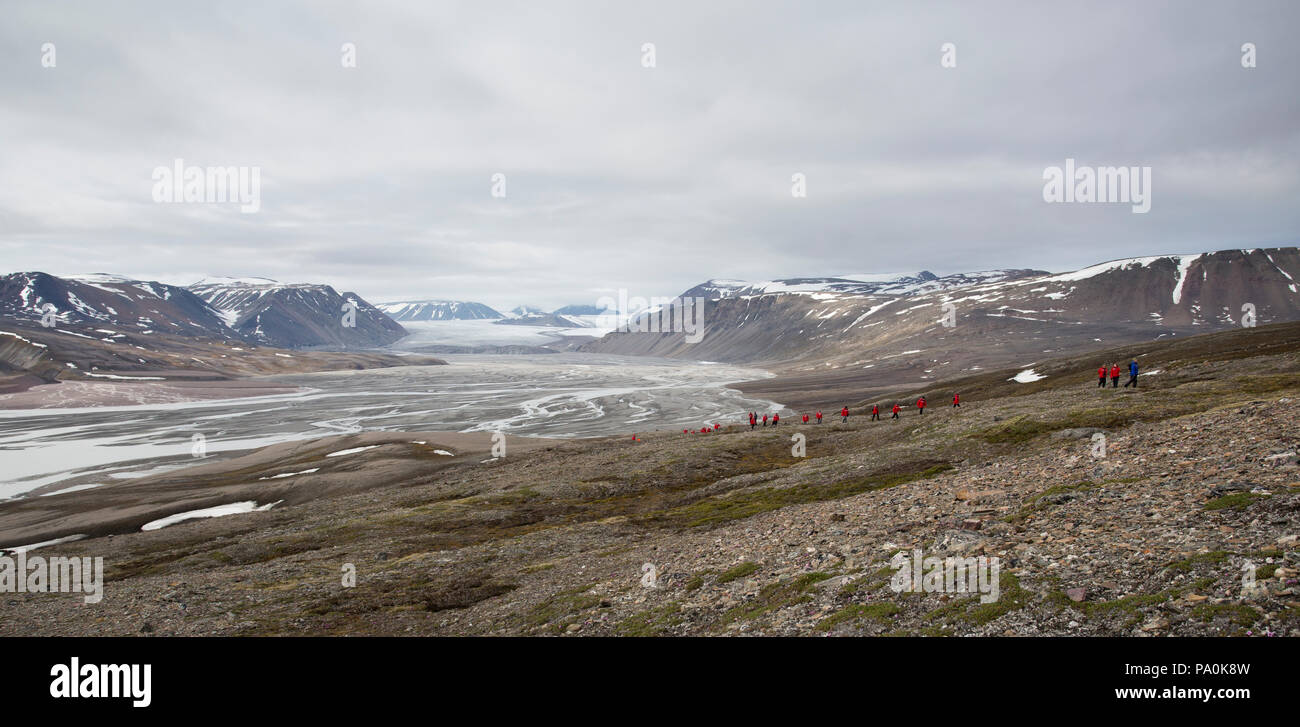 Touristen zu Fuß auf Tundra, arktische Landschaft - Svalbard Stockfoto