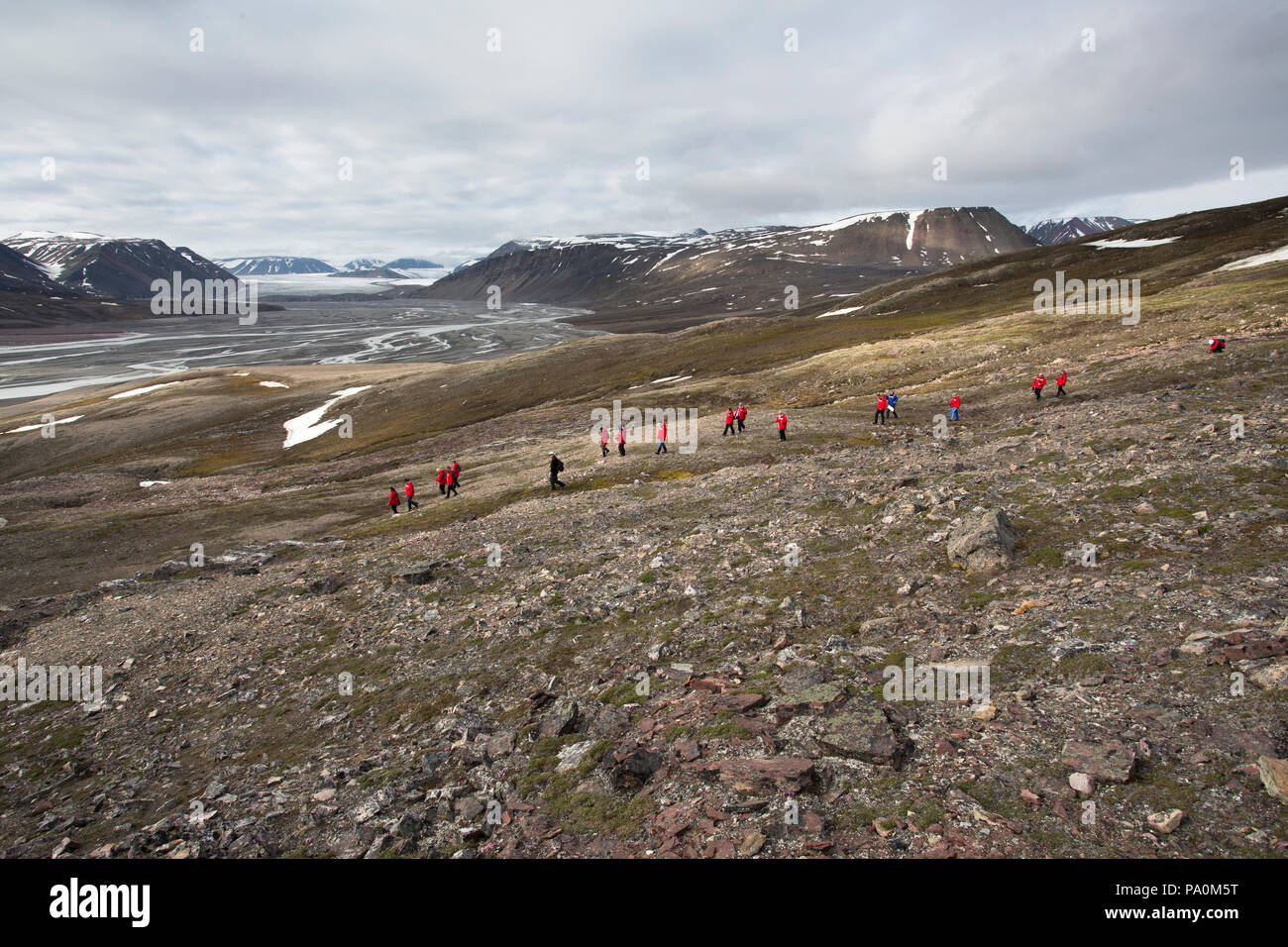 Touristen zu Fuß auf Tundra, arktische Landschaft - Svalbard Stockfoto