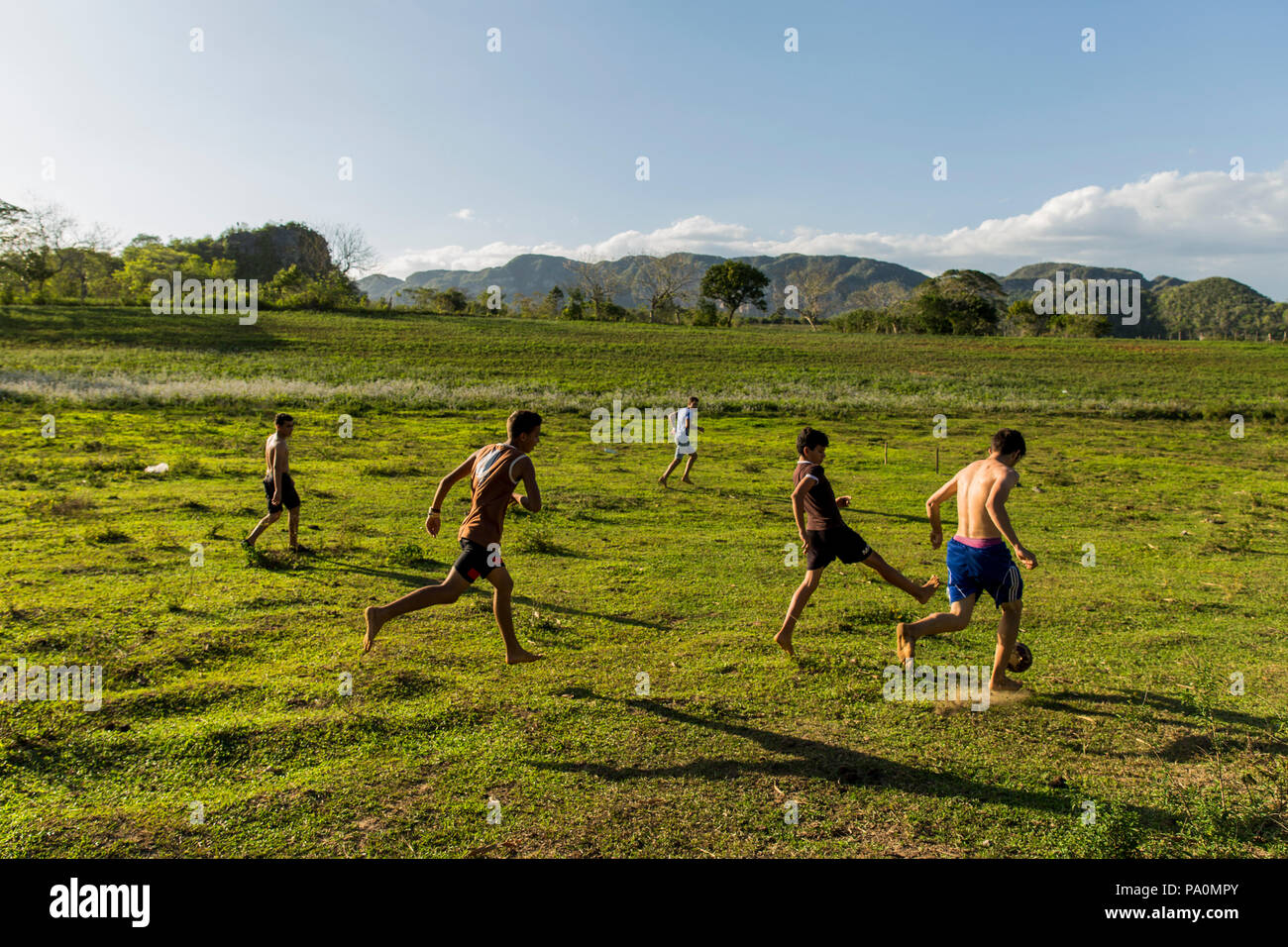 Gruppe von Kindern Fußball spielen im Feld, Vinales, Provinz Pinar del Rio, Kuba Stockfoto