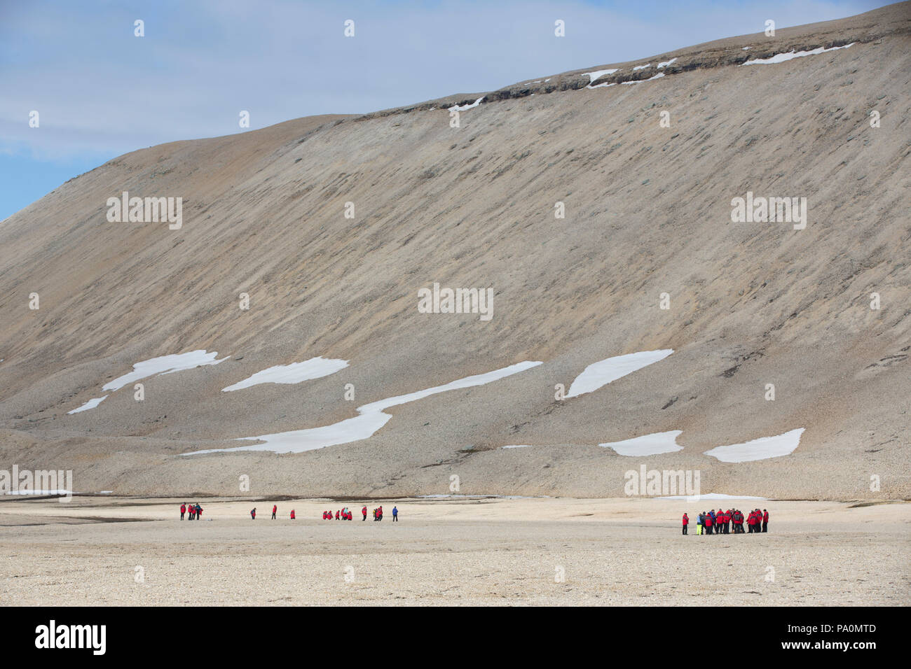 Touristen zu Fuß auf Tundra, arktische Landschaft - Svalbard Stockfoto