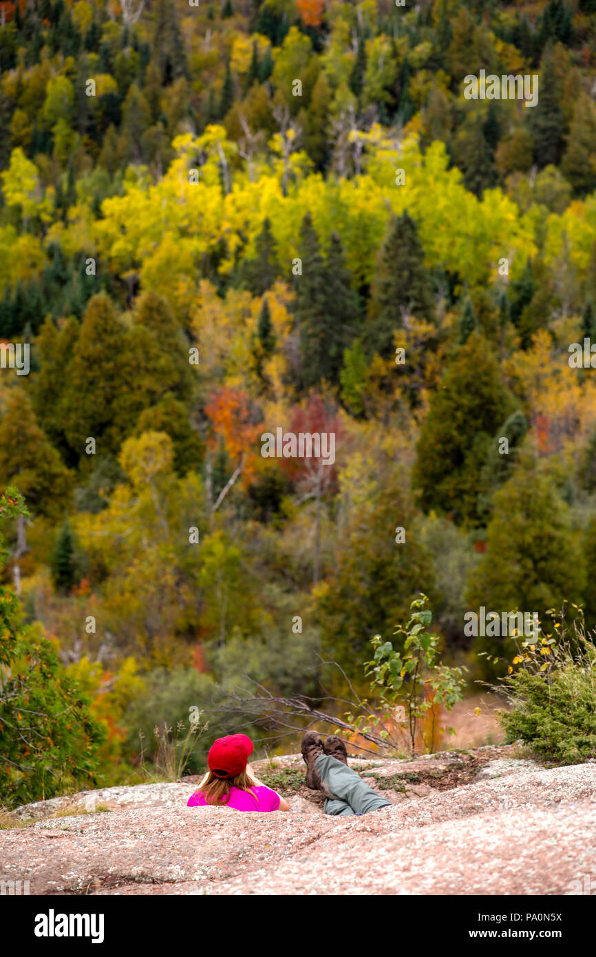 Landschaft mit Wald und Wanderer bei Oberg Berg Wanderweg, Tofte, Minnesota, USA Stockfoto