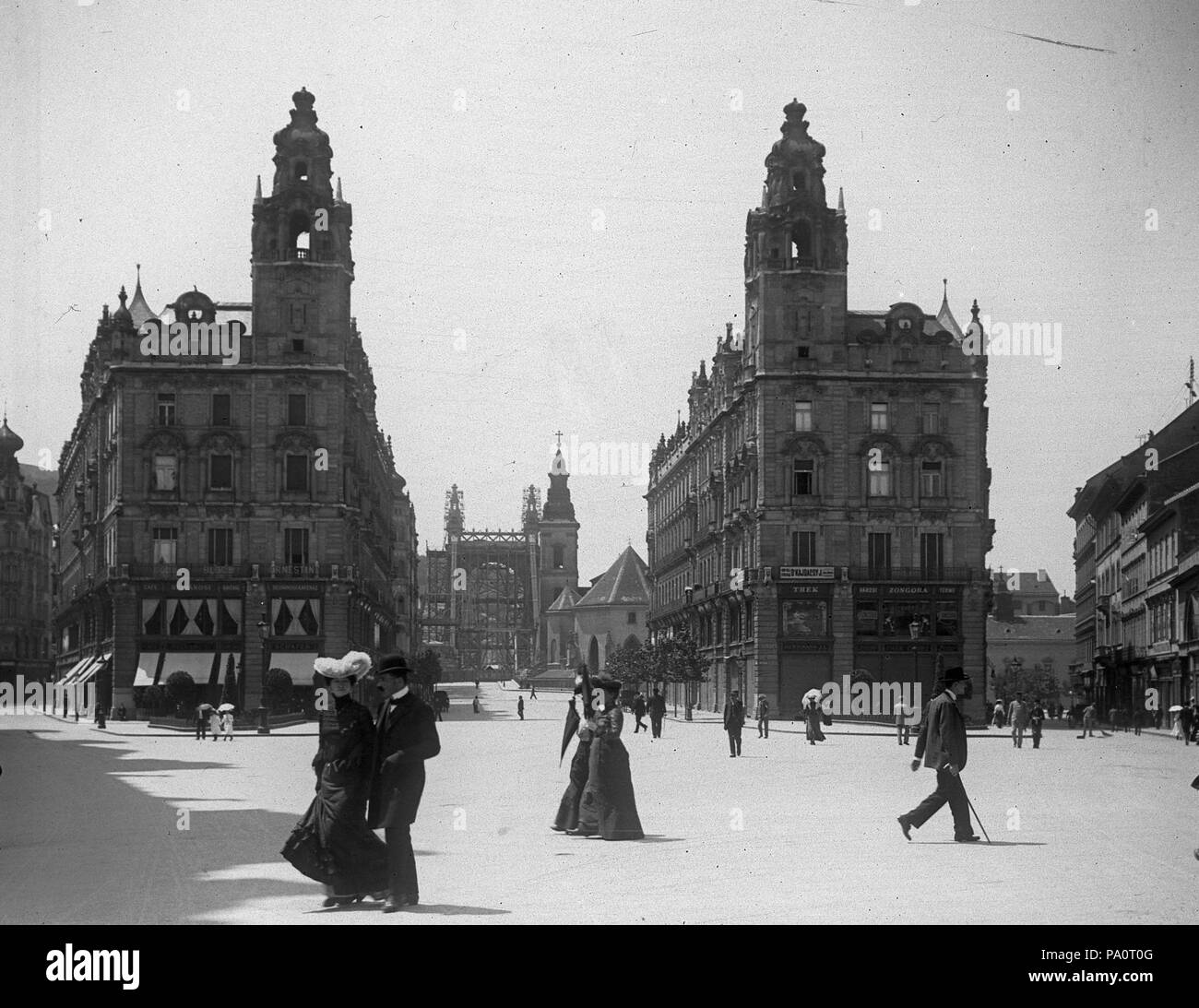 643 Ferenciek tere (Kígyó tér), Klotild paloták, háttérben az épülő Erzsébet híd. 17884 Fortepan Stockfoto