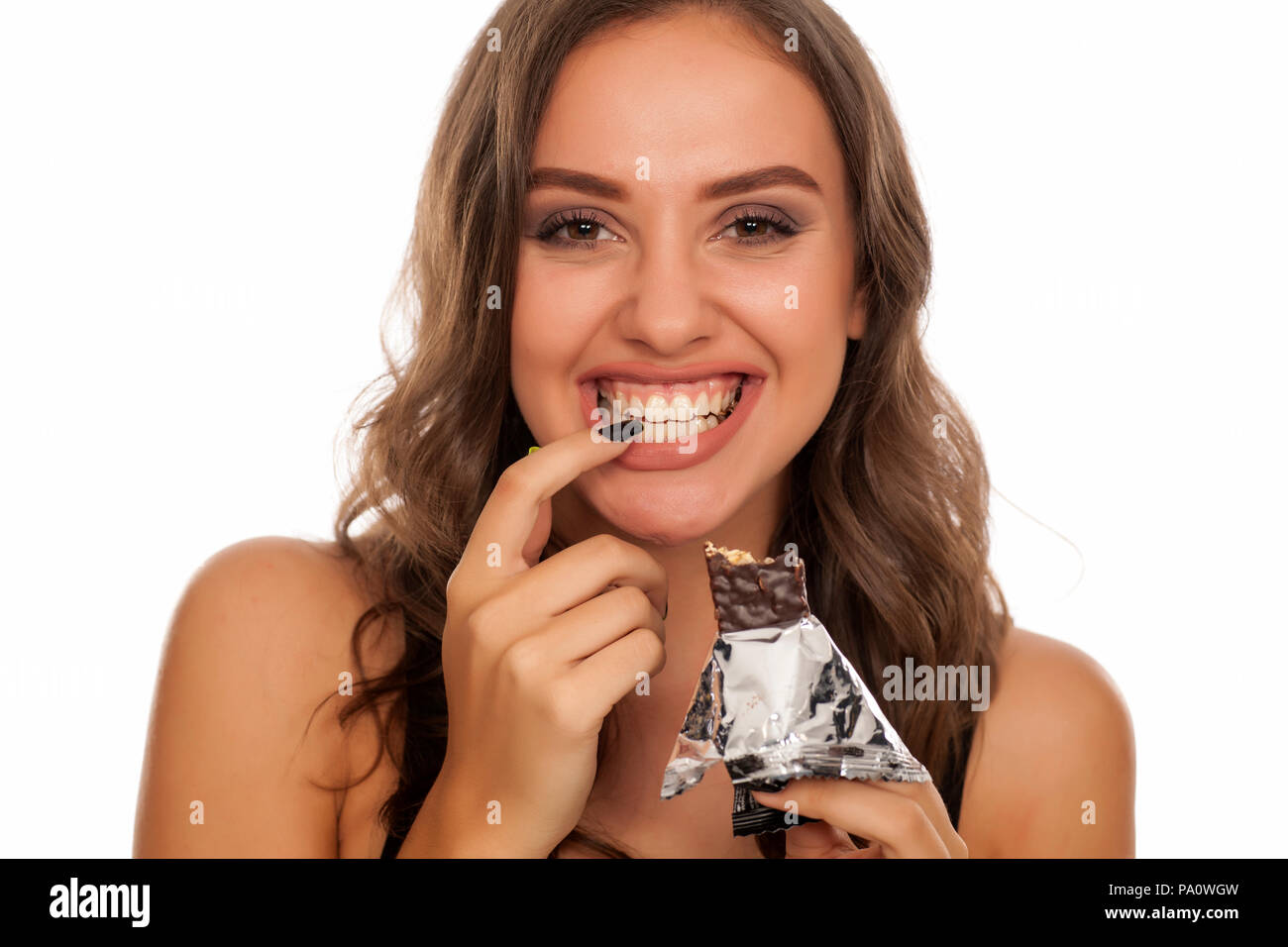 Porträt der schöne junge Frau isst Cornflakes auf weißem Hintergrund Stockfoto