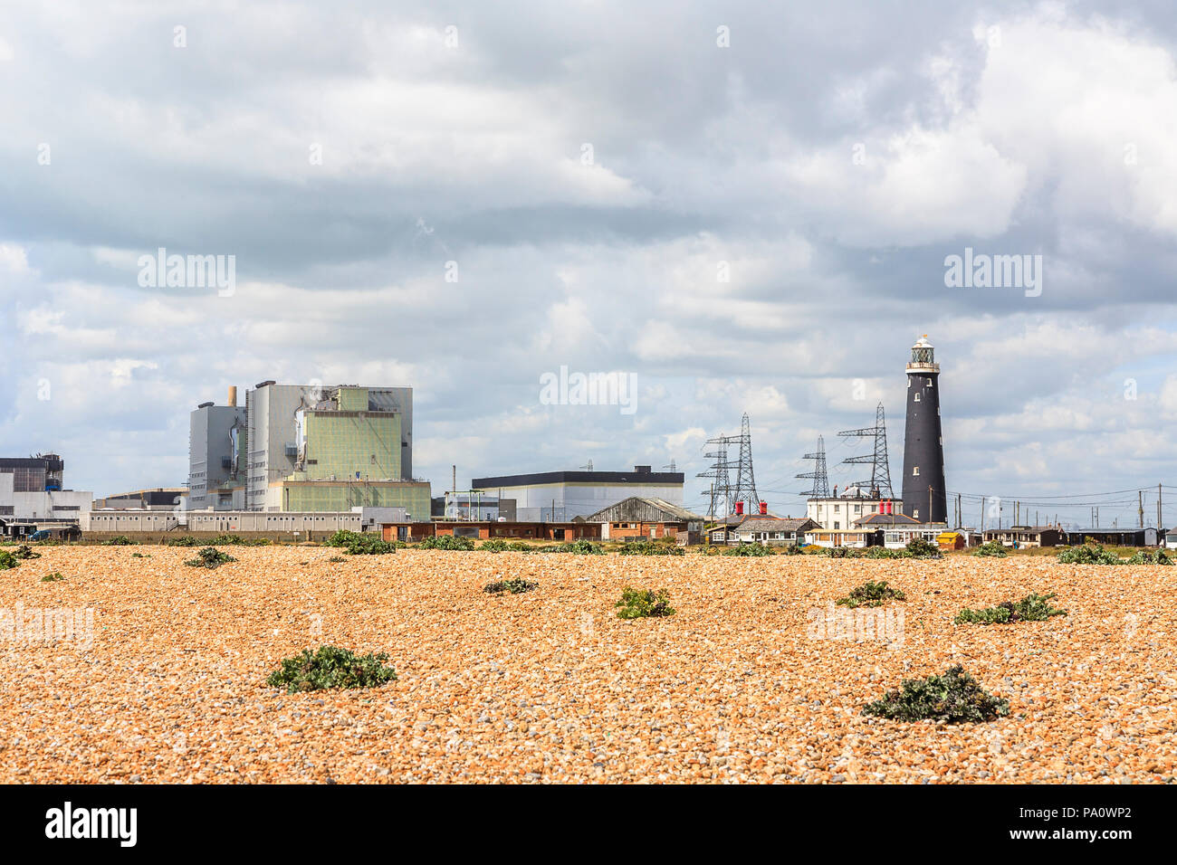 Kernkraftwerk Dungeness B und Leuchtturm Dungeness, Lydd, Shepway District, Kent hinter dem Kiesstrand Stockfoto