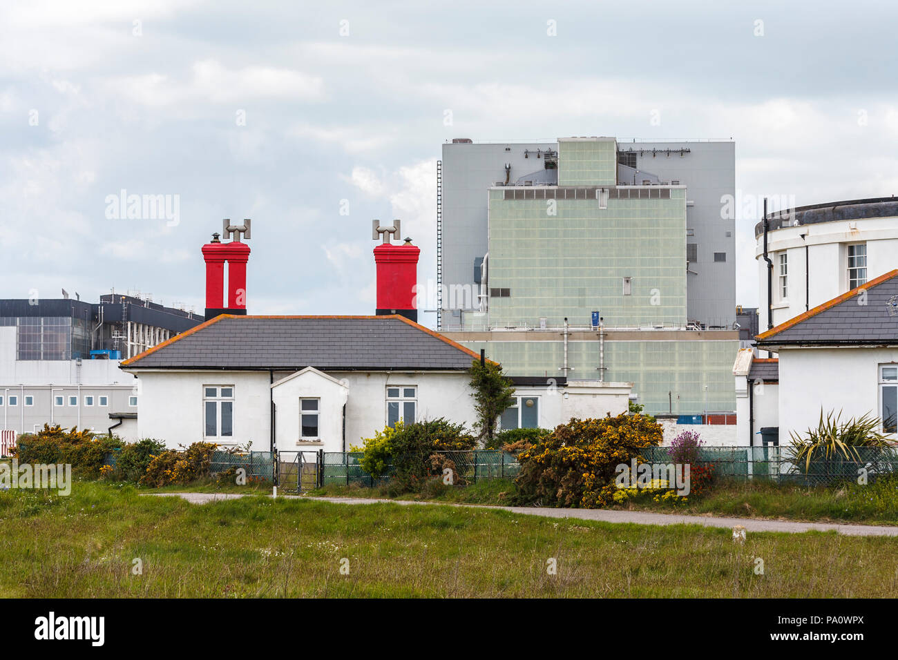 Wohn- Bungalows mit einem Ausblick hinter dem Dungeness B Kernkraftwerk Dungeness, Lydd, Shepway District, Kent, Vorderansicht Stockfoto