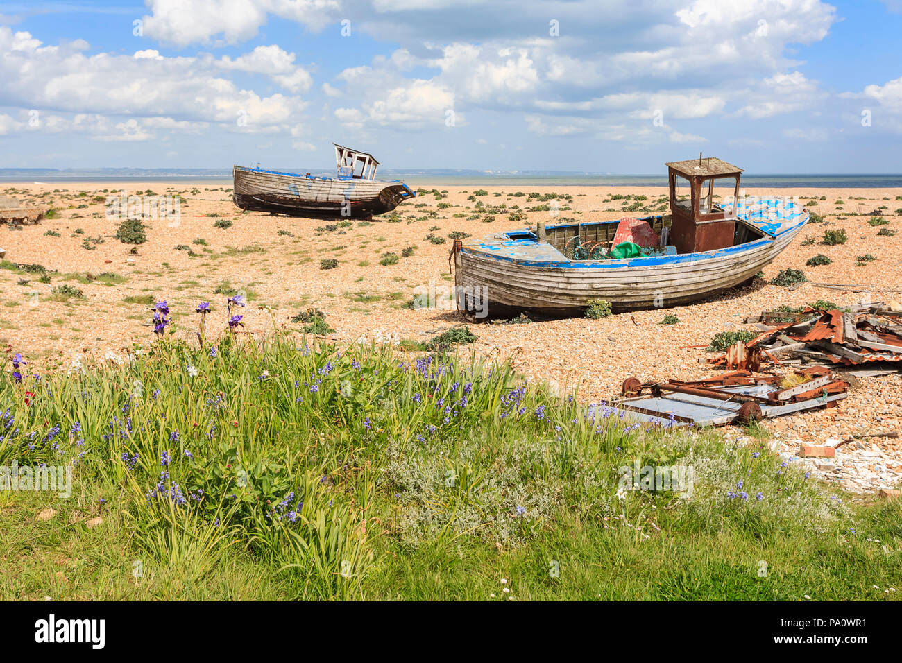 Verlassenen baufälligen Fischerboote und Zahnrad auf das Vorland der Kiesstrand in Dungeness, Shepway District, Kent Stockfoto