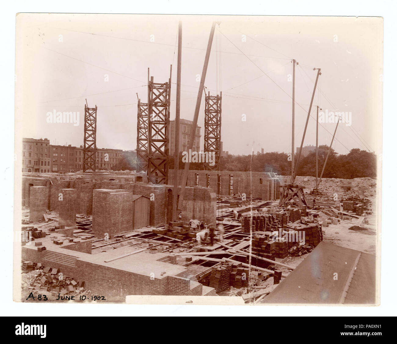 664 Foundation arbeiten - Aufbau des Ziegelwände, nach Südwesten (Nypl b 11524053-490372) Stockfoto