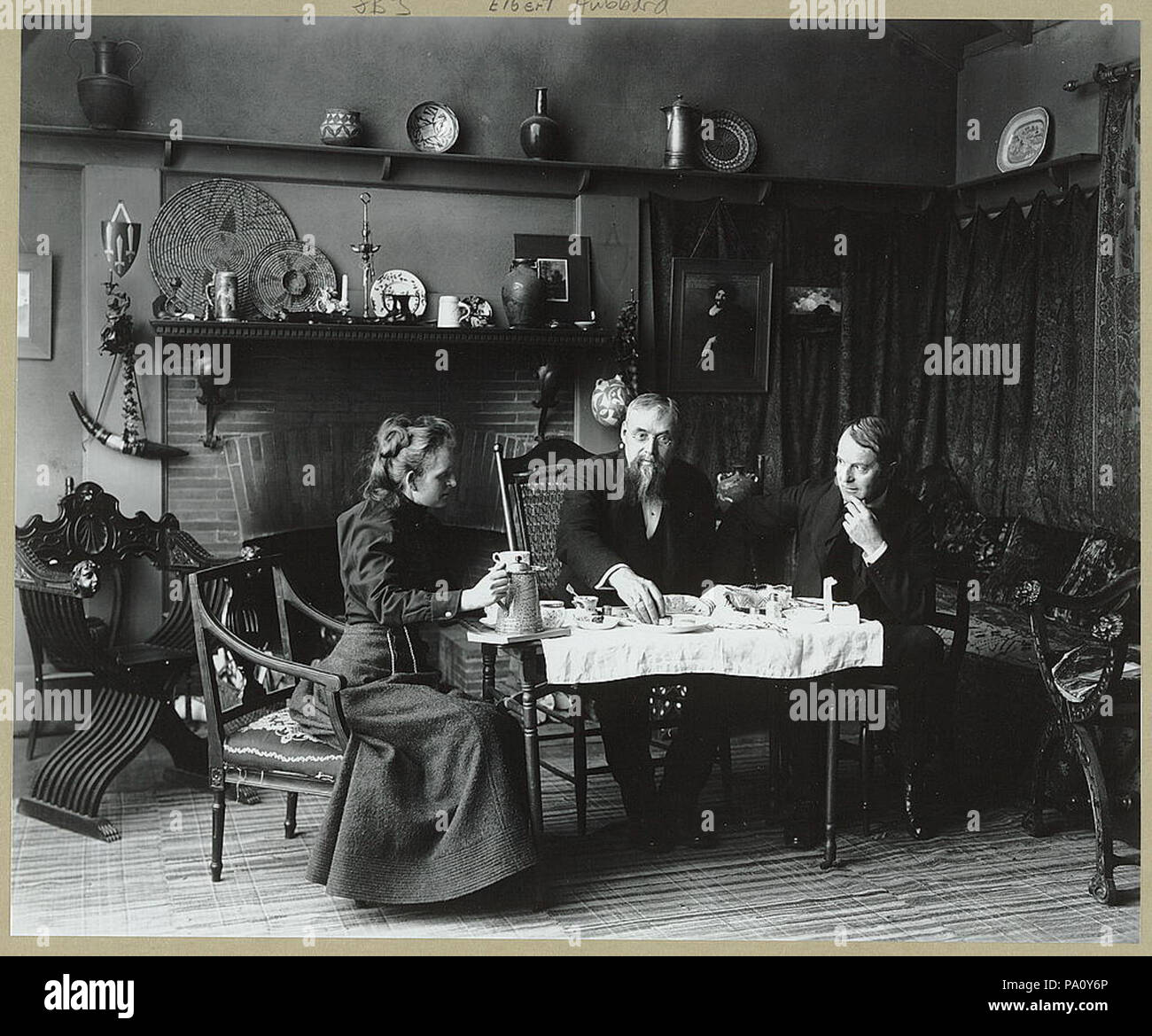 668 Frances Benjamin Johnston in Tee mit Elbert Hubbard (ganz rechts) und James Burton Teich (Mitte) in ihrem Atelier in Washington, D.C., c1900 Stockfoto
