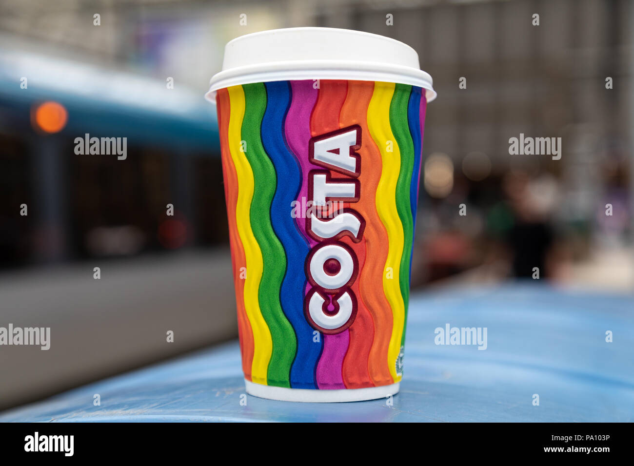 Costa Eine neue Pride Regenbogen stil Kaffee Tasse für den Sommer 2018 vorgestellt Stockfoto
