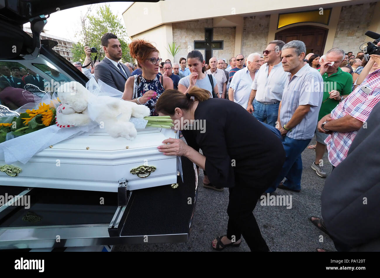 Rossano, Italien. 19. Juli 2018. Rossano, der Beerdigung von Stanislao Acri, eine 35-jährige Anwalt, seine Frau Daria Stella Olivo, im Alter von 35 Jahren und 6 Monate alte Pier Antonio Acri, der am 15. Juli in einen schrecklichen Unfall starb auf der A 1 in der Nähe von Frosinone. Sie waren zurück aus Rom an Bord ihrer Fiat Punto und wurden von einem van schlagen. Stanislao Acri hatte für die Bürgermeister von Rossano für die Movimento 5 Stelle. 19/07/2018 nominiert, Rossano, Italien Quelle: Unabhängige Fotoagentur Srl/Alamy leben Nachrichten Stockfoto