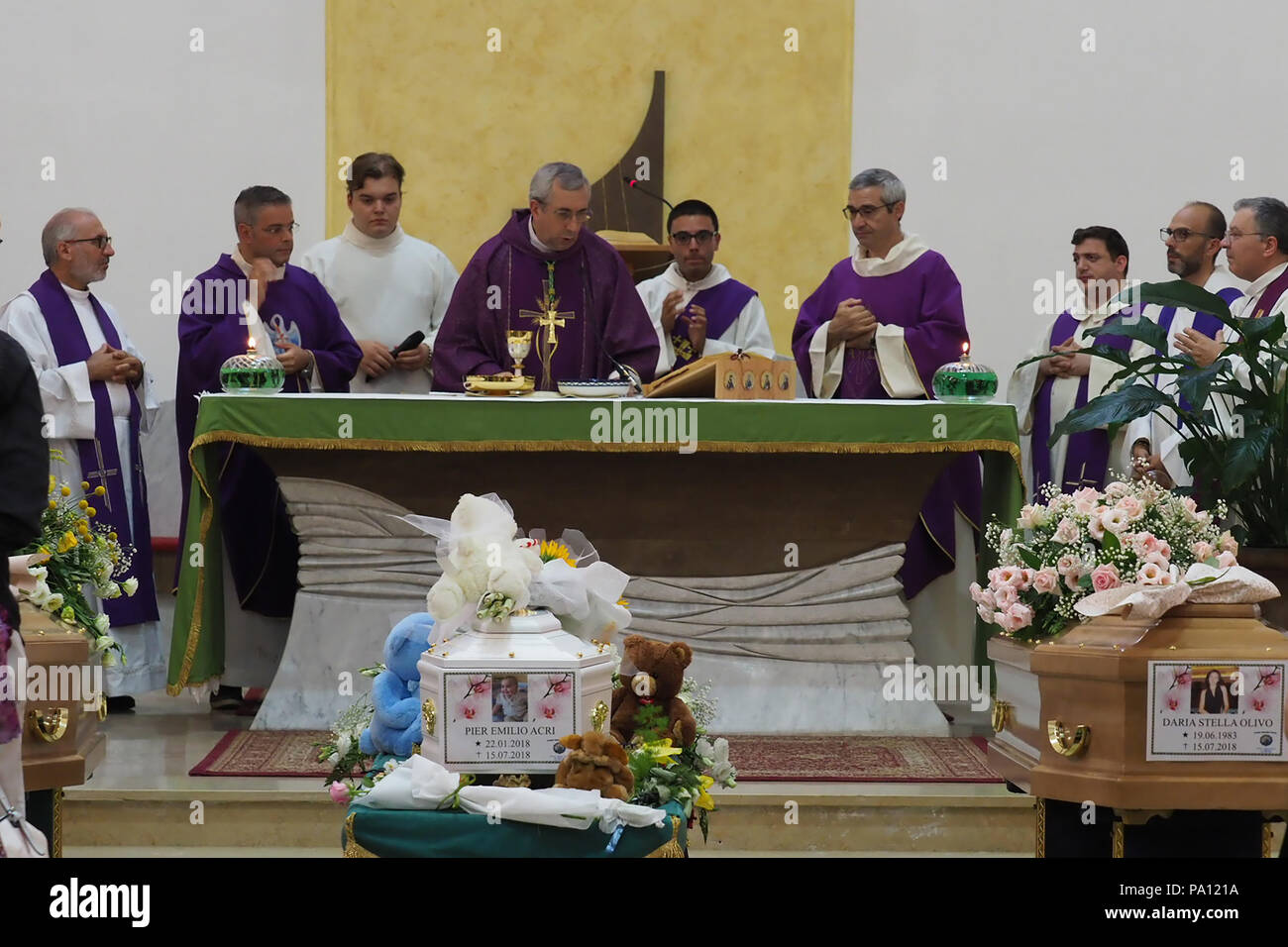 Rossano, Italien. 19. Juli 2018. Rossano, der Beerdigung von Stanislao Acri, eine 35-jährige Anwalt, seine Frau Daria Stella Olivo, im Alter von 35 Jahren und 6 Monate alte Pier Antonio Acri, der am 15. Juli in einen schrecklichen Unfall starb auf der A 1 in der Nähe von Frosinone. Sie waren zurück aus Rom an Bord ihrer Fiat Punto und wurden von einem van schlagen. Stanislao Acri hatte für die Bürgermeister von Rossano für die Movimento 5 Stelle. 19/07/2018 nominiert, Rossano, Italien Quelle: Unabhängige Fotoagentur Srl/Alamy leben Nachrichten Stockfoto