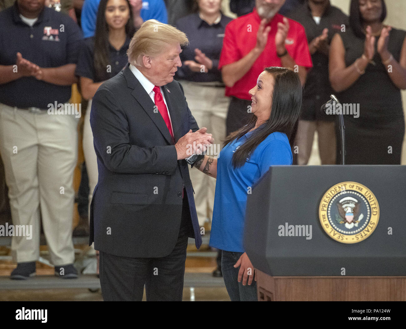 Juli 19, 2018 - Washington, District of Columbia, Vereinigte Staaten von Amerika - United States President Donald J. Trumpf, Links, und Brianna DeAngelo, Auszubildender im 1. Jahr, Bauherren und Bauunternehmer, rechts, vor seiner Unterzeichnung eine Ausführungsverordnung zur Gründung der Nationale Rat für die amerikanischen Arbeiter, die den Trumpf Verwaltung erfordert'' eine Untersuchungskommission des Verwaltung Beamte, die auf das In Handarbeit machen Lösungen für dringende Fragen der Mitarbeiter unseres Landes'' im East Room des Weißen Hauses in Washington, DC am Donnerstag, 19. Juli 2018. Kredit konzentrieren wird: Ron Sachs/CNP (Credit Bild: Stockfoto