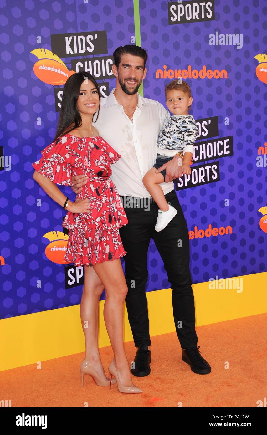 images Nicole Johnson Michael Phelps Kids https www alamy de santa monica ca 19 juli 2018 michael phelps nicole johnson boomer robert phelps bei anreise fur die nickelodeon kids choice sport 2018 barker hangar santa monica ca juli 19 2018 credit elizabeth goodenougheverett collectionalamy leben nachrichten image212695197 html