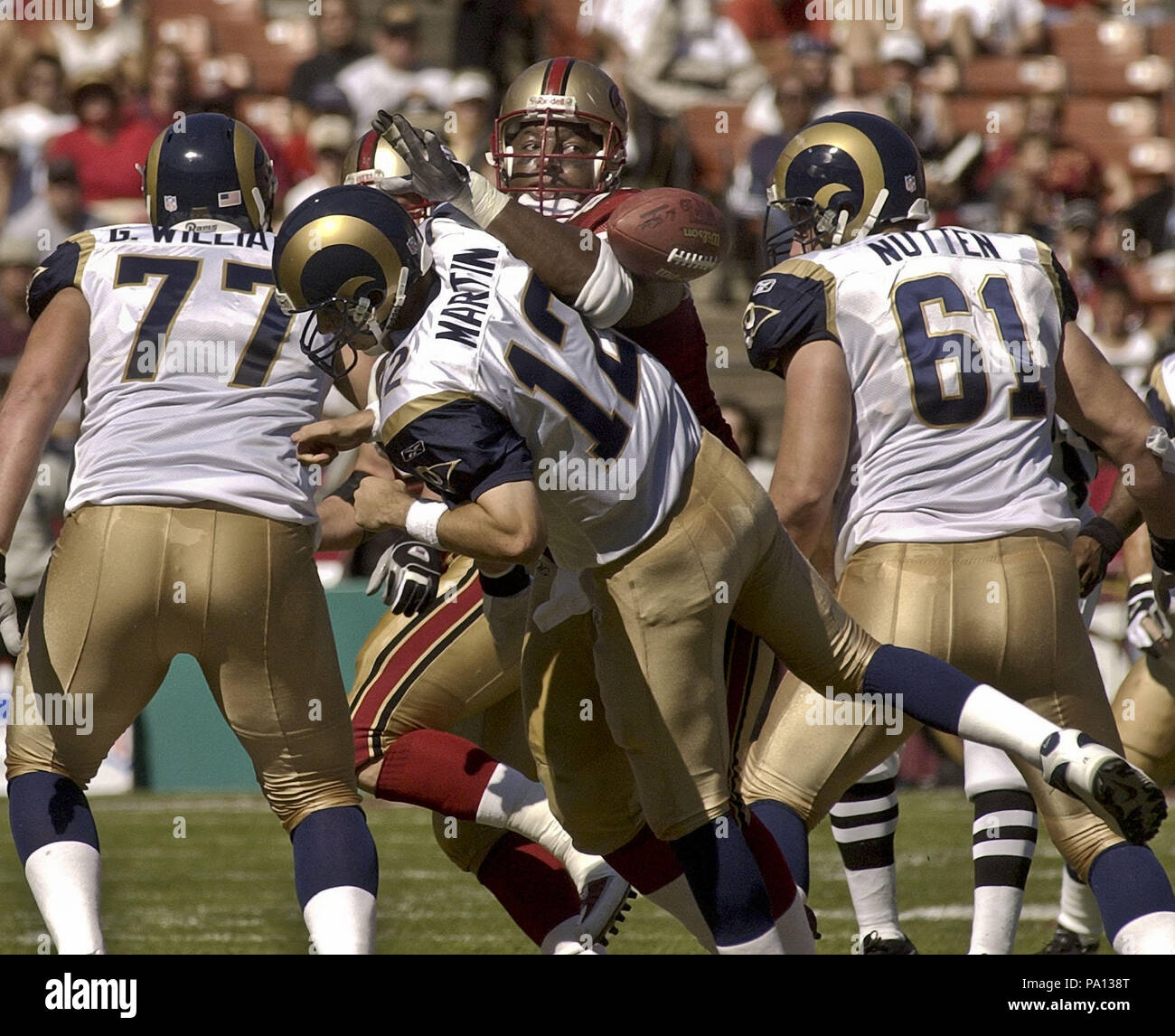 San Francisco, Kalifornien, USA. 6. Okt 2002. San Francisco 49ers defensiver Dana Stubblefield (94) stürmt St. Louis Rams quarterback Jamie Martin (12) am Sonntag, 6. Oktober 2002 in San Francisco, Kalifornien. Die 49ers besiegten die Rams 37-13. Credit: Al Golub/ZUMA Draht/Alamy leben Nachrichten Stockfoto