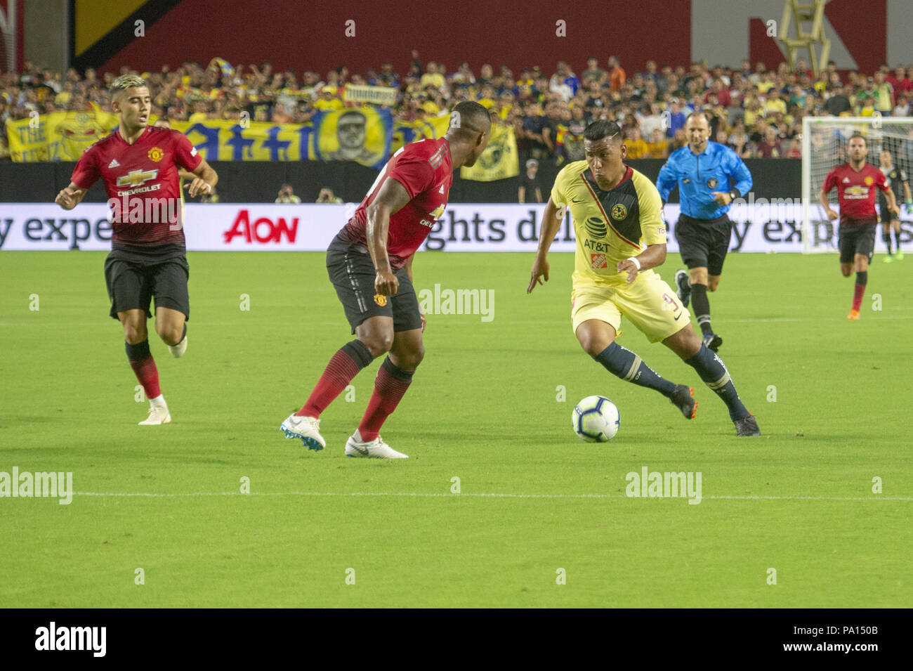 Glendale, Arizona, USA. 19. Juli 2018. Der Verein Amerika ROGER MARTINEZ (9) Die Versuche von Manchester United ANTONIO VALENCIA (25) Donnerstag, 19. Juli 2018, an der Universität von Phoenix Stadium in Glendale, Arizona. Credit: Jeff Braun/ZUMA Draht/Alamy leben Nachrichten Stockfoto