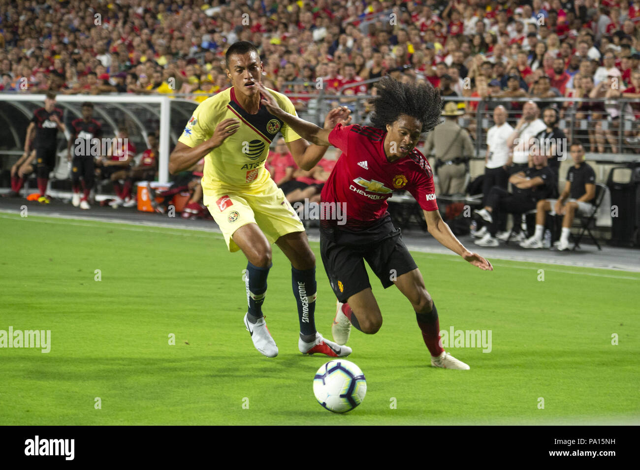 Glendale, Arizona, USA. 19. Juli 2018. Von Manchester United TAHITH CHONG (44) kämpfen um den Ball gegen Club America DANIEL ZAMORA (34) Donnerstag, 19. Juli 2018, an der Universität von Phoenix Stadium in Glendale, Arizona. Manchester United gebunden 1-1 gegen Club America. Credit: Jeff Braun/ZUMA Draht/Alamy leben Nachrichten Stockfoto