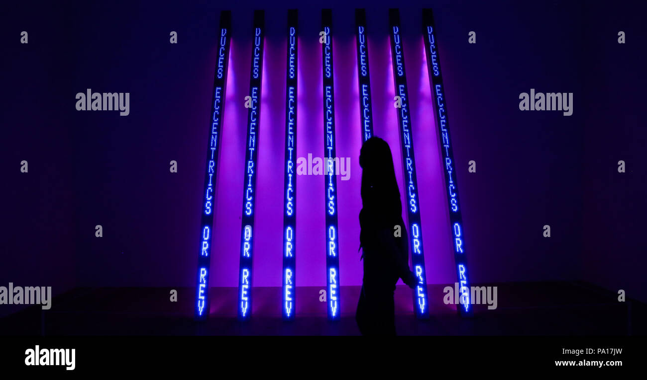 Tate Modern. London. UK vom 20. Juli 2018 - einer der Mitarbeiter an der Blau Lila neigen, ein LED-text Skulptur. Jenny HolzerÕs Arbeiten ist das neueste in einer Reihe von jährlichen kostenlose Anzeigen in der Künstler Zimmer im Tate Modern, die für die Öffentlichkeit am Montag, den 23. Juli 2018 eröffnet. Jenny Holzer (b 1950) ist bekannt für Fett, text-basierte Installationen, die verschiedene Medien und eine bahnbrechende Verwendung elektronischer Technologien integrieren. Credit: Dinendra Haria/Alamy leben Nachrichten Stockfoto