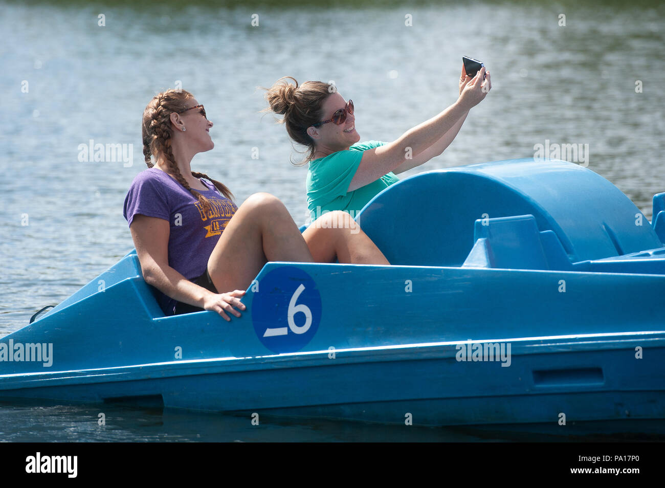 Hyde Park im Sommer. Die Menschen genießen den herrlichen langen Bann auf gutes Wetter während der Hitzewelle 2018. London, Vereinigtes Königreich 17 Juli 2018 Credit: Evening Standard Stockfoto