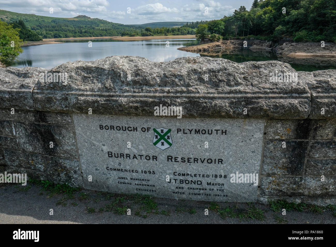 Plymouth, Devon. 19. Juli 2018. Burrator Vorratsbehälter auf Dartmoor in Devon, die jetzt auf nur 41,9 % der Kapazität, Teile des 15. Jahrhunderts Langstone Manor Estate. Gras und andere Pflanzen haben begonnen, wieder den Boden unter den Füßen von Wasser. Credit: Paul Slater/Alamy leben Nachrichten Stockfoto