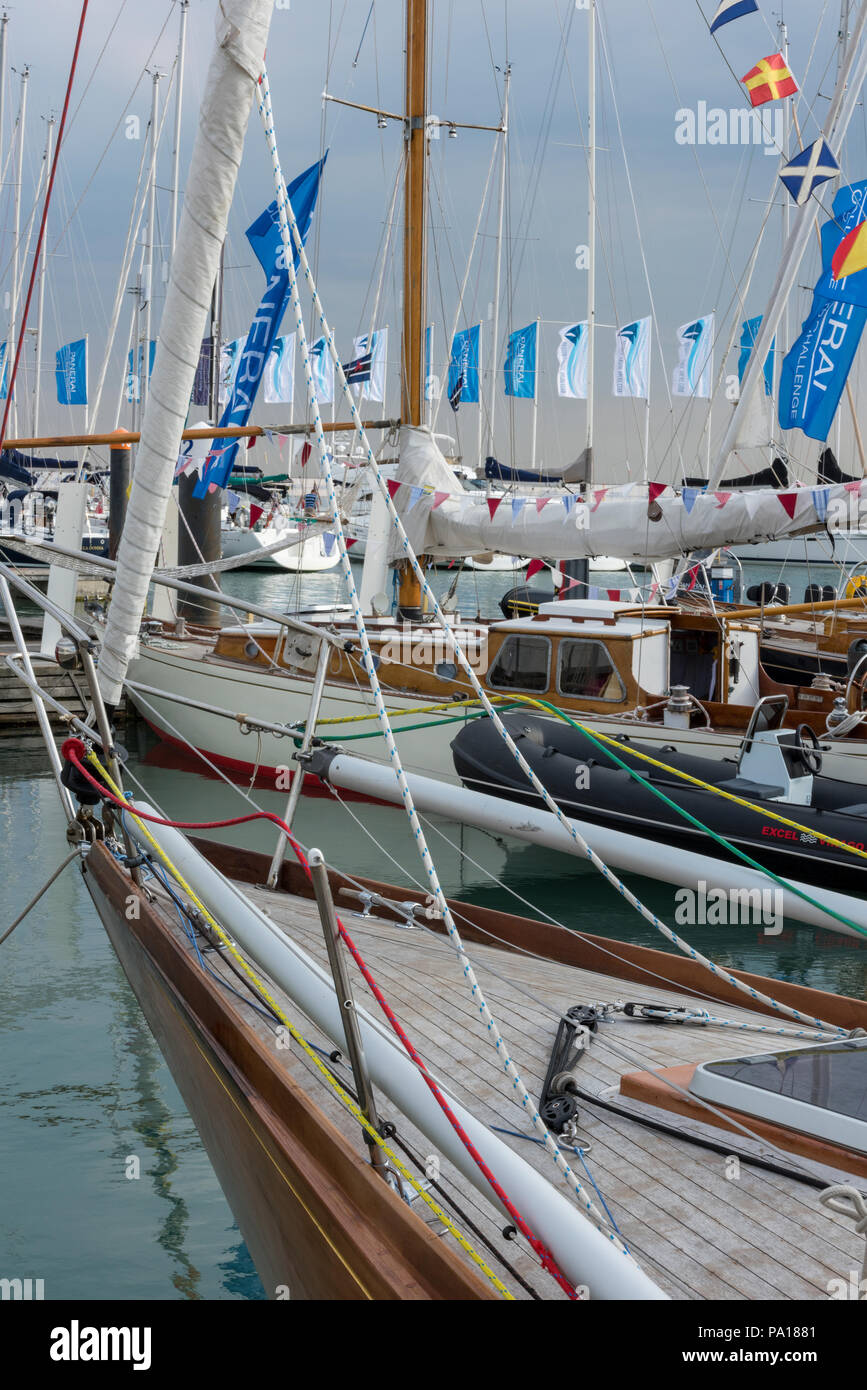 Regatta in Cowes, Isle of Wight, Großbritannien. 20. Juli 2018. Schöne klassische Holz- Segelyachten aus der ganzen Welt versammelten sich in Cowes Yacht Haven für die jährliche Panerai Uhren gesponsert klassische Yachten regatta Herausforderung. Wunderschön restauriert und klassische Segelboote, die an eine Woche voll von Rassen, die Fähigkeiten der Skipper und ihre Crews zu testen. Eine echte multi-nationalen segeln Sportveranstaltung, die verschiedenen Länder und Nationen zusammen. Stockfoto